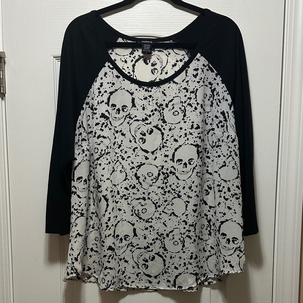 Torrid Black and White Skull 3/4 Sleeve Top